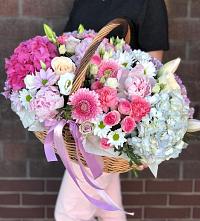 Композиция солнечный день в Горки Цветочная композиция из Розы, Хризантемы, Пионы и Лизиантусы в корзине в Горки