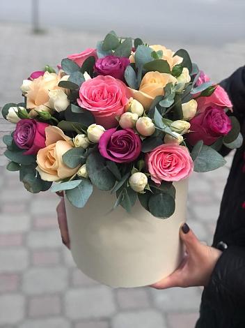 Цветочная композиция из Розы в шляпной коробке в Горки